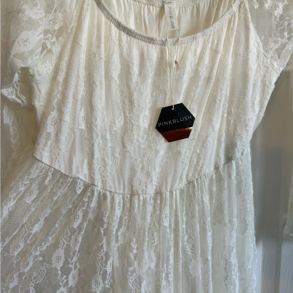 New with Tags Ivory Lace Maternity Photoshoot
Gown - Picture 2 of 3